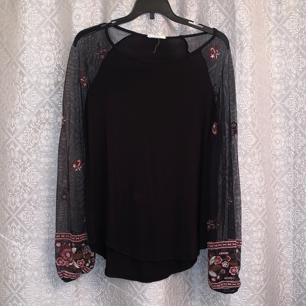 Long sleeve embroidered blouse.